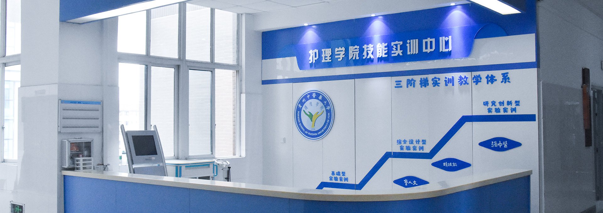 学校副校长朱星出席座谈会