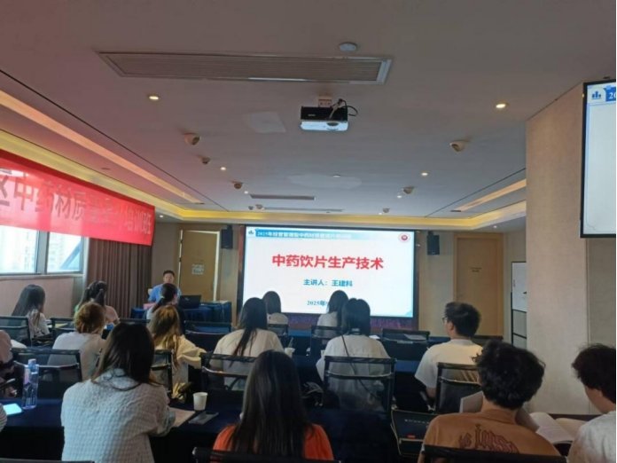 培训创新构建“理论授课 + 实操实训